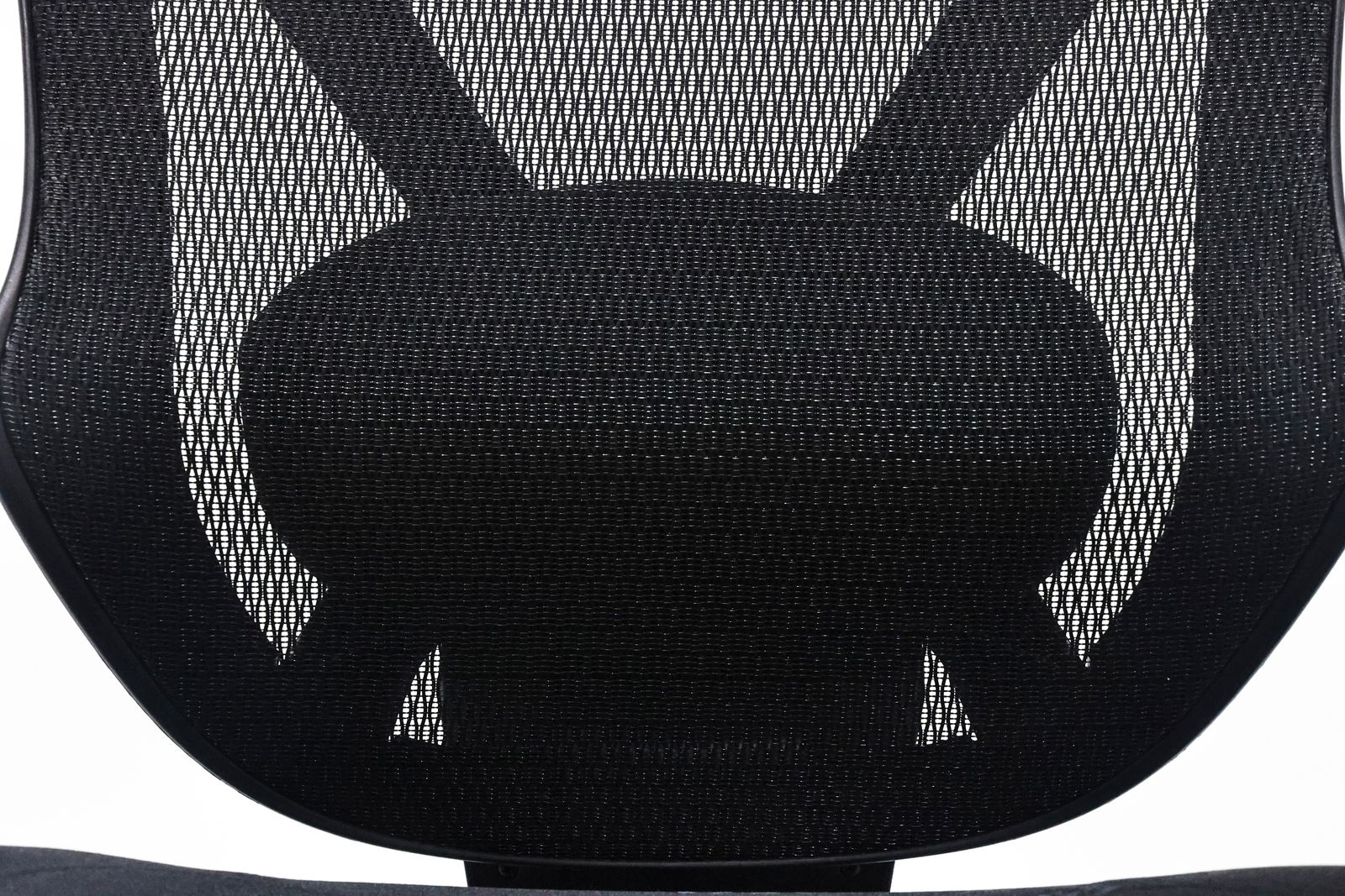 Nahaufnahme der Rückenlehne eines Drehstuhls mit schwarzem Netzgewebe.