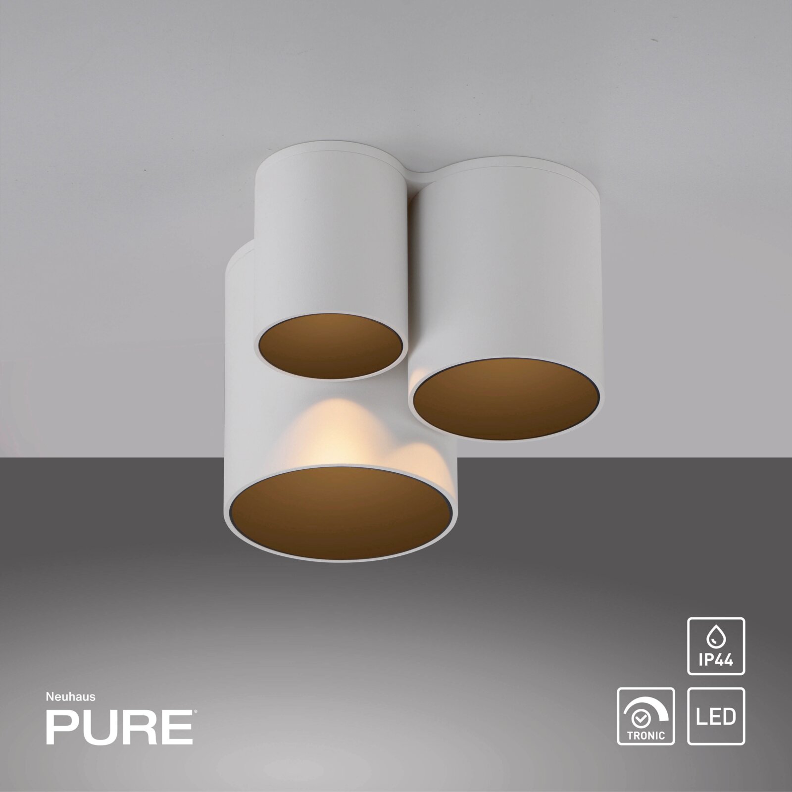 Moderne LED-Deckenleuchte mit drei zylindrischen Lampenschirmen, seitliche Perspektive