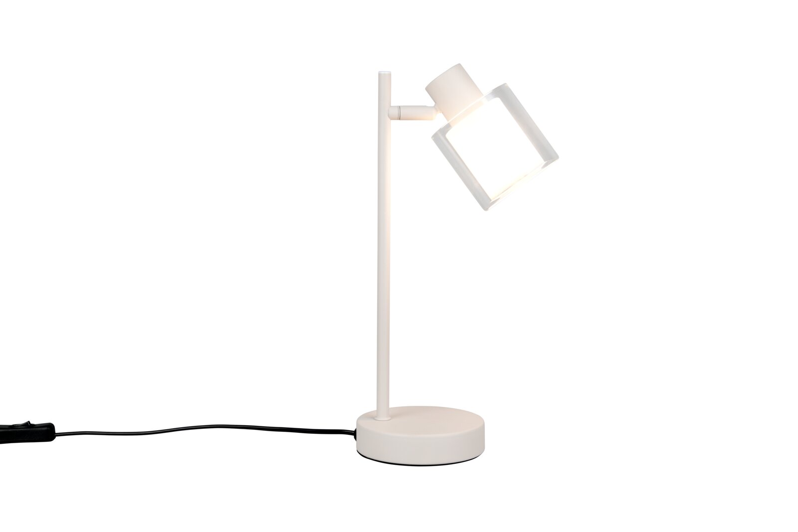 Reality Leuchten Tischleuchte NERALO Weiße, moderne Tischlampe mit rundem Standfuß, schlankem Stab und transparentem, schräg ausgerichtetem Lampenschirm; freigestellt auf weißem Hintergrund, Seitenansicht von leicht vorne.
