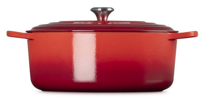 Roter ovaler Bräter mit Deckel, seitliche Ansicht