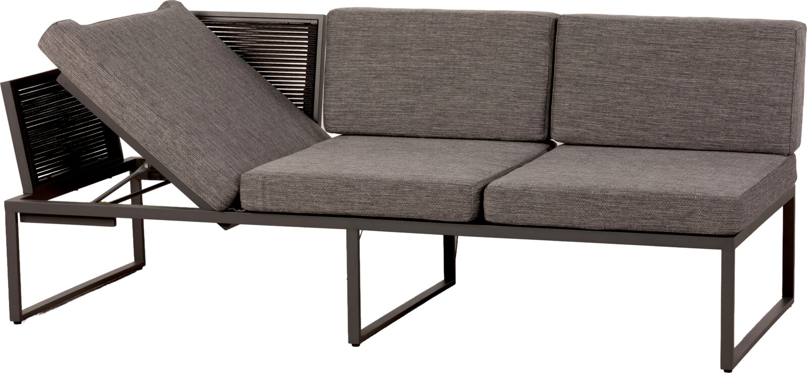 Graues Outdoor-Loungesofa mit verstellbarer Liegefläche links, Metallgestell und Polsterkissen, freigestellt auf Weiß, Perspektive: seitliche Frontansicht von leicht schräg links