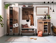 Moderner Flur mit Garderobenschrank, Schuhschrank, Spiegel, Bank und Garderobenpaneel in Holzoptik, frontal betrachtet.