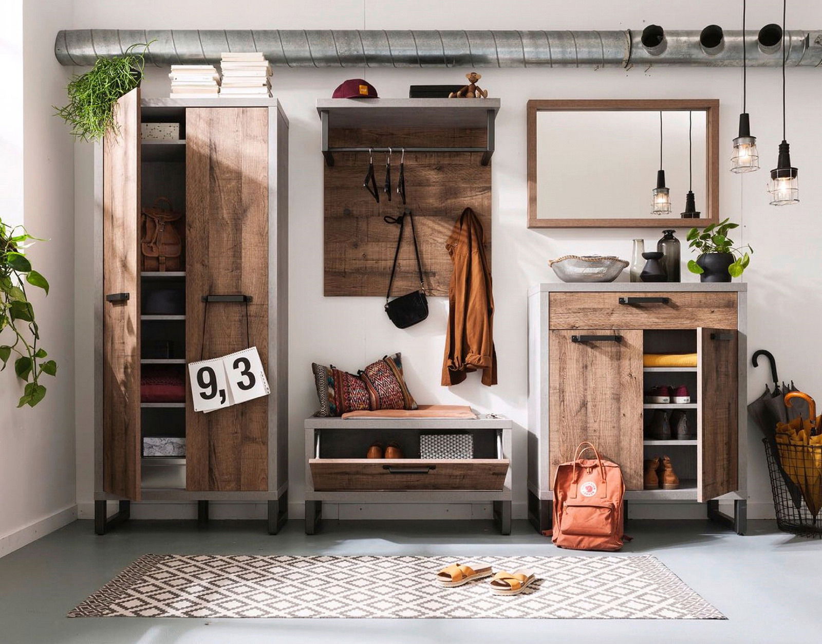 Moderner Flur mit Garderobenschrank, Schuhschrank, Spiegel, Bank und Garderobenpaneel in Holzoptik, frontal betrachtet.