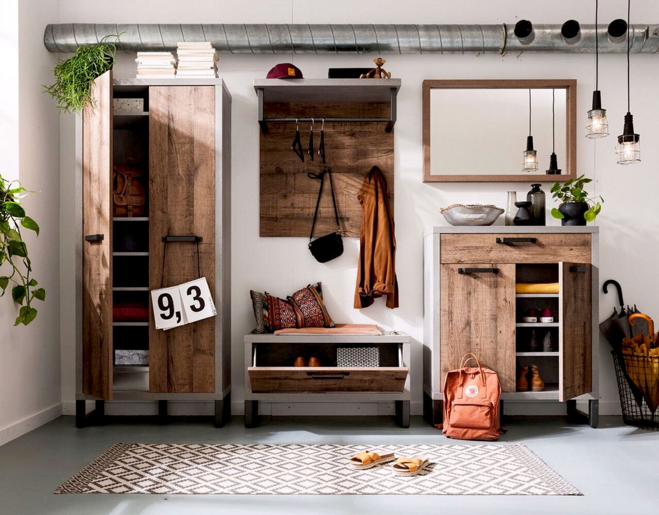 Landscape Spiegel EINDHOVEN Moderner Flur mit Garderobenschrank, Schuhschrank, Spiegel, Bank und Garderobenpaneel in Holzoptik, frontal betrachtet.