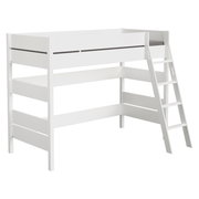 Weißes Spielbett mit Leiter, seitliche Perspektive