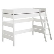 Weißes Spielbett mit Leiter, seitliche Perspektive