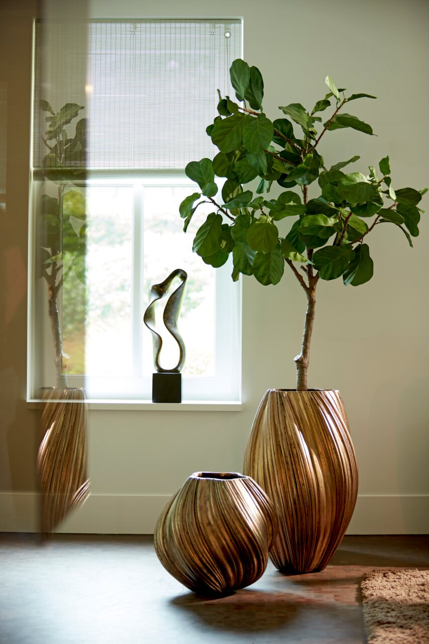Light&Living Ornament 69,5cm NAJAC Zwei dekorative Vasen mit goldenen, geschwungenen Linien, eine große mit einer Pflanze und eine kleinere, auf einem Holzboden vor einem Fenster. Perspektive: Frontalansicht.