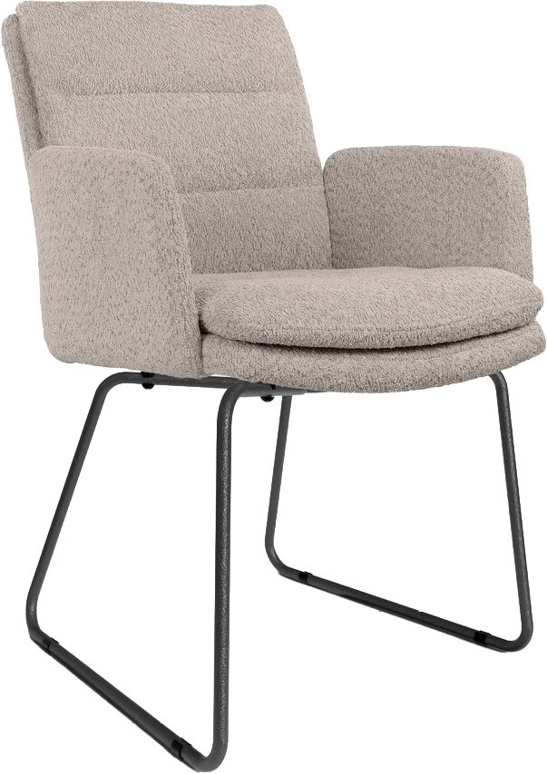 Lichtgrijze bouclé fauteuil met armleuningen en zwart metalen sledeframe, schuin van voren gezien op witte achtergrond