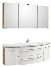 Moderne Badkombination mit dreiteiligem Spiegelschrank und geschwungenem Waschtisch, Frontansicht