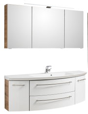 Moderne badkamercombinatie met driedelige spiegelkast en gebogen wastafel, vooraanzicht