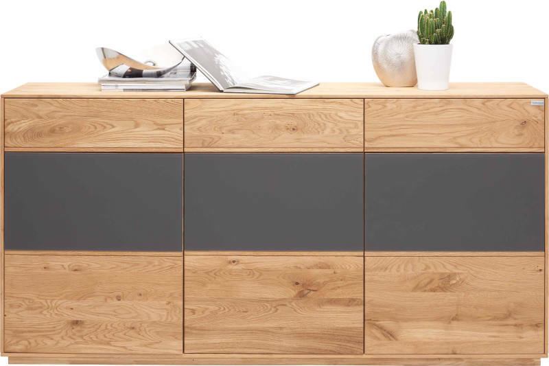 Modernes Sideboard aus Holz mit grauen Akzentflächen, dekoriert mit einem Kaktus und einer silbernen Kugel, Frontalansicht