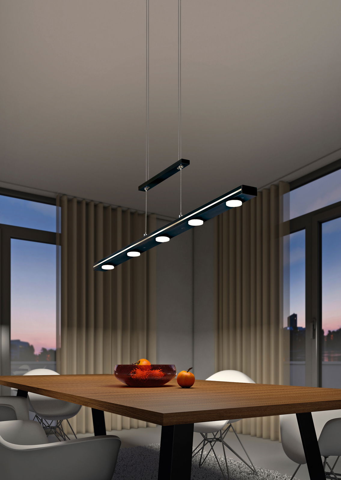 Moderne LED-Pendelleuchte über einem Esstisch in einem stilvollen Raum, seitliche Perspektive