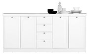 Weißes Sideboard mit fünf Türen und drei Schubladen, frontal fotografiert, dekoriert mit Geschirr und Flaschen.