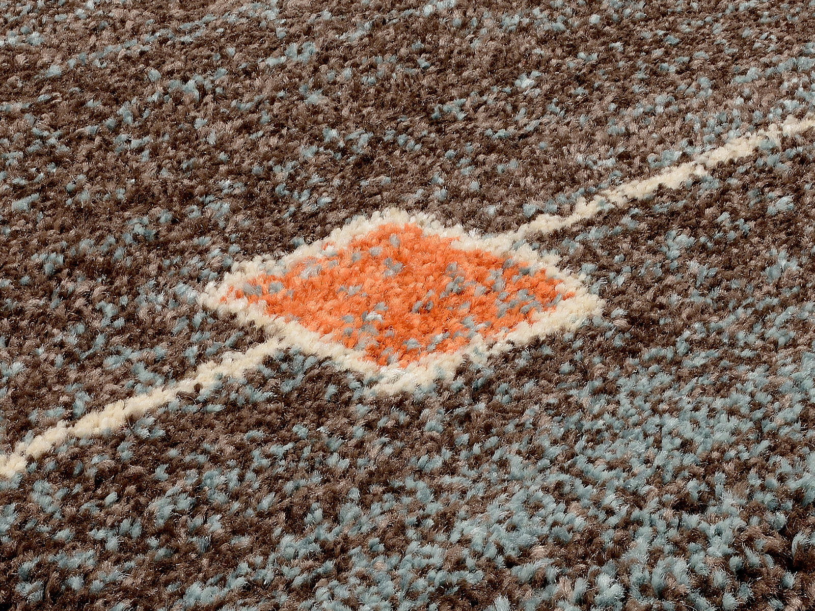 Nahaufnahme eines Frisé-Teppichs mit braunen, blauen und orangefarbenen Mustern aus der Vogelperspektive.