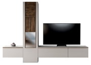 Moderne Wohnwand mit TV, Holz- und Glaselementen, seitliche Perspektive