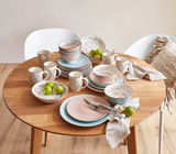 Porzellan-Set Valencia 30-teilig auf einem Holztisch, bestehend aus Tellern, Schalen und Tassen mit dekorativem Muster, aus der Vogelperspektive fotografiert.