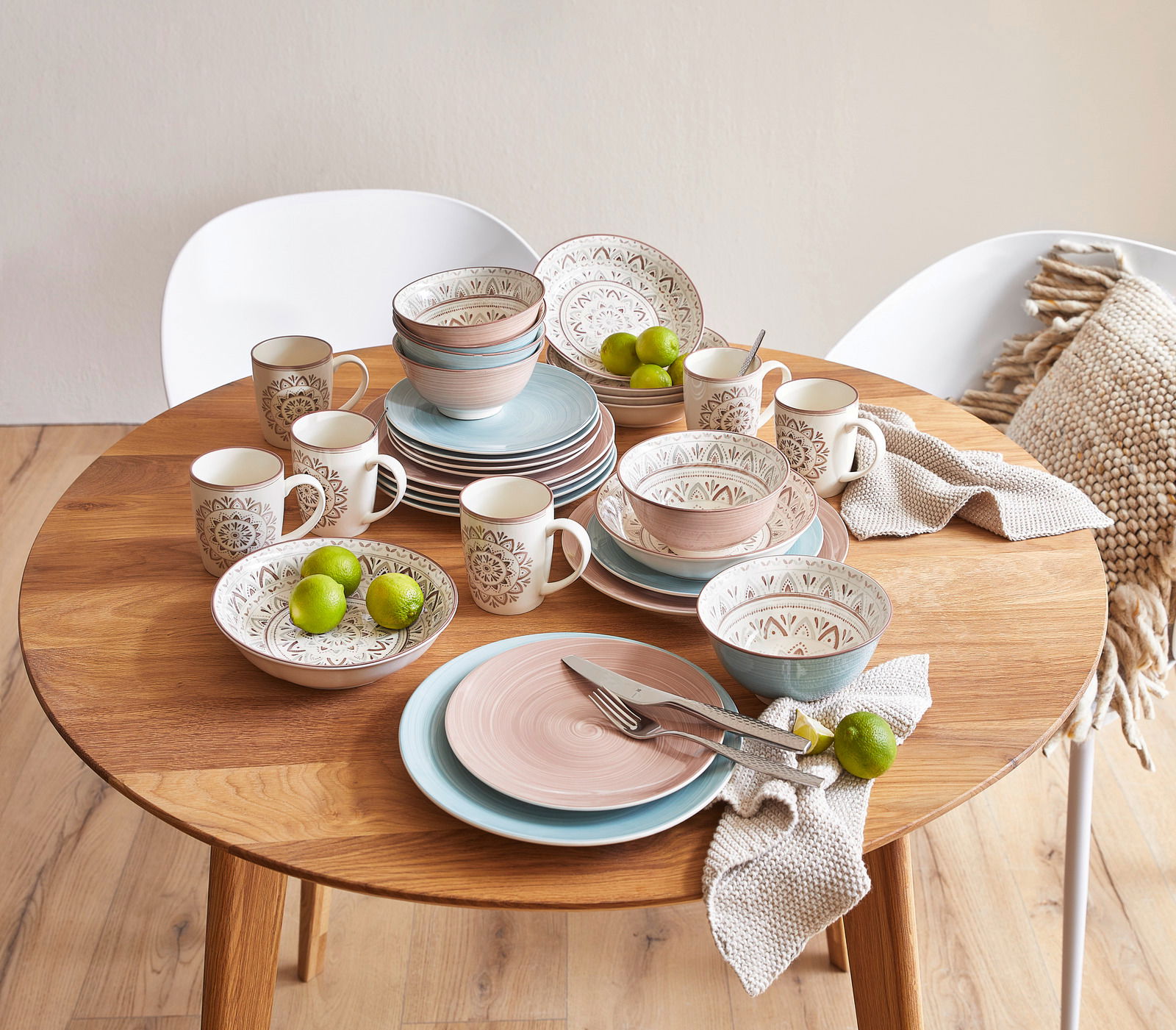 Porzellan-Set Valencia 30-teilig auf einem Holztisch, bestehend aus Tellern, Schalen und Tassen mit dekorativem Muster, aus der Vogelperspektive fotografiert.