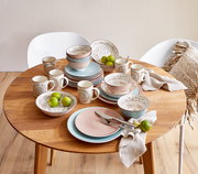 Porzellan-Set Valencia 30-teilig auf einem Holztisch, bestehend aus Tellern, Schalen und Tassen mit dekorativem Muster, aus der Vogelperspektive fotografiert.