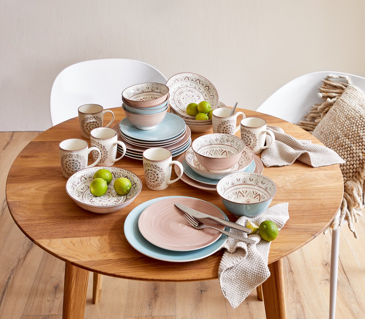 Porzellan-Set Valencia 30-teilig auf einem Holztisch, bestehend aus Tellern, Schalen und Tassen mit dekorativem Muster, aus der Vogelperspektive fotografiert.