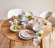 Porzellan-Set Valencia 30-teilig auf einem Holztisch, bestehend aus Tellern, Schalen und Tassen mit dekorativem Muster, aus der Vogelperspektive fotografiert.