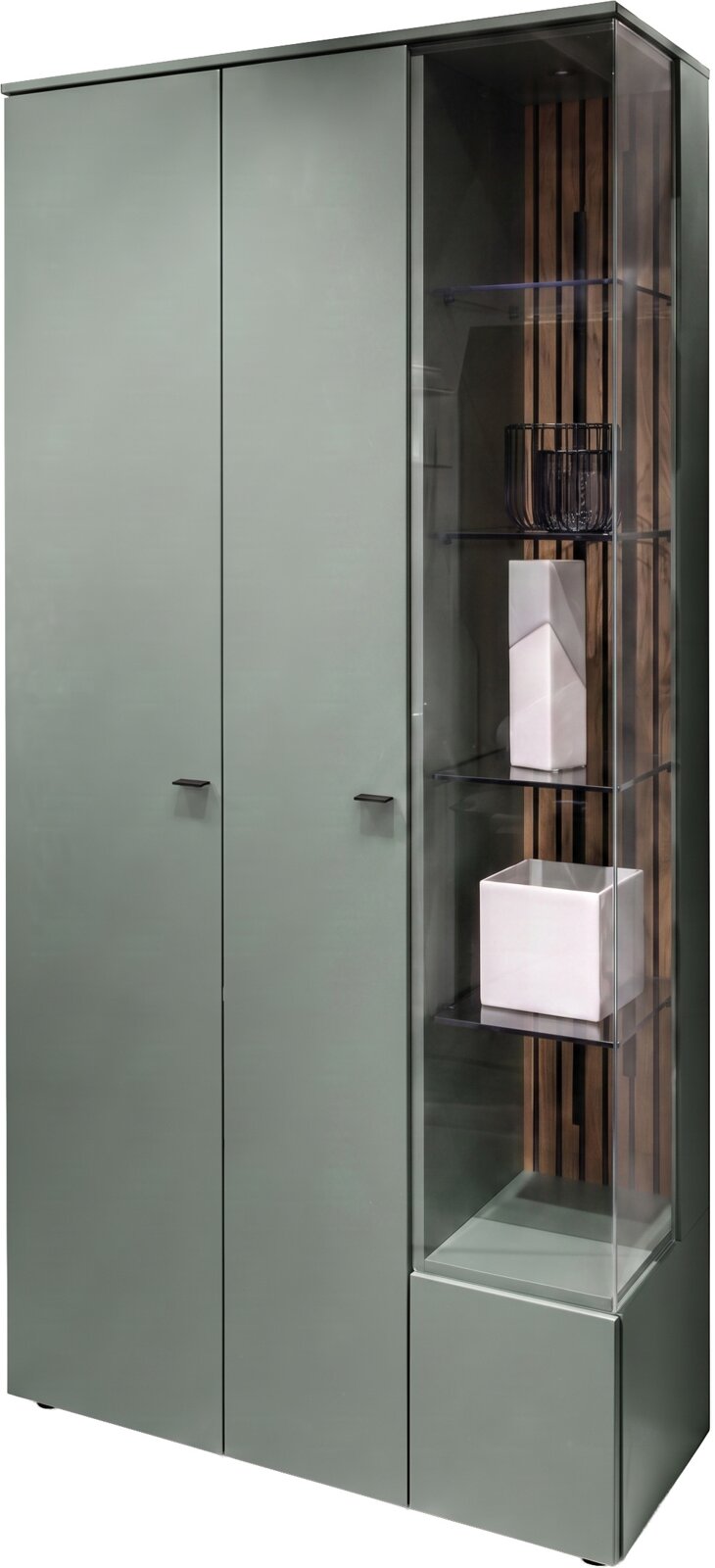 Venjakob Vitrine VANYA Moderner hoher Vitrinenschrank in Graugrün mit zwei geschlossenen Türen, schwarzem Metallrahmen, verglastem Regalbereich und vertikalen Holzlamellen, aus frontaler Perspektive leicht von rechts gezeigt
