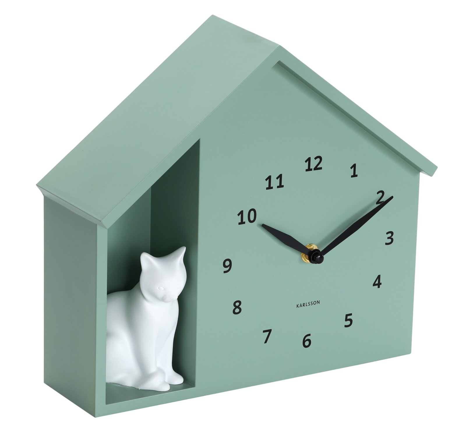 Grüne Wanduhr in Hausform mit schwarzem Zifferblatt und Zeigern, linksseitig eine weiße Katzenfigur, seitliche Perspektive