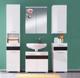 Badezimmermöbel-Set in Weiß mit Spiegelschrank, Hochschrank, Waschbeckenunterschrank und Hängeschrank, frontal betrachtet.