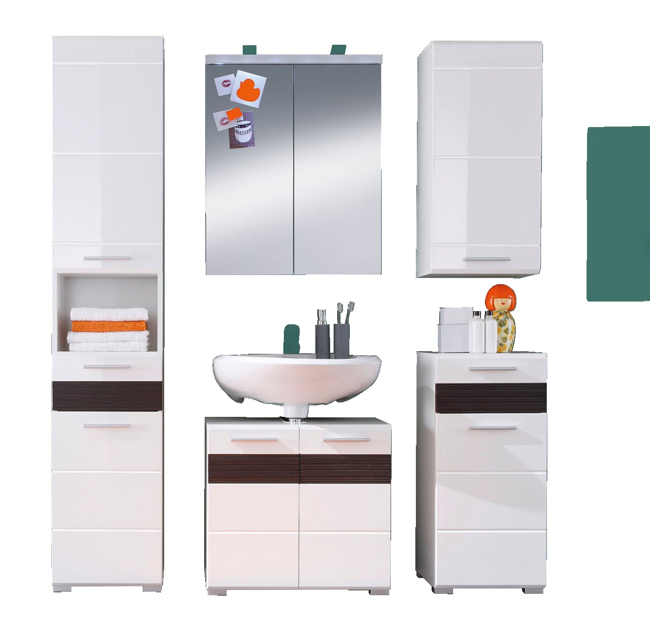 Badezimmermöbel-Set in Weiß mit Spiegelschrank, Hochschrank, Waschbeckenunterschrank und Hängeschrank, frontal betrachtet.