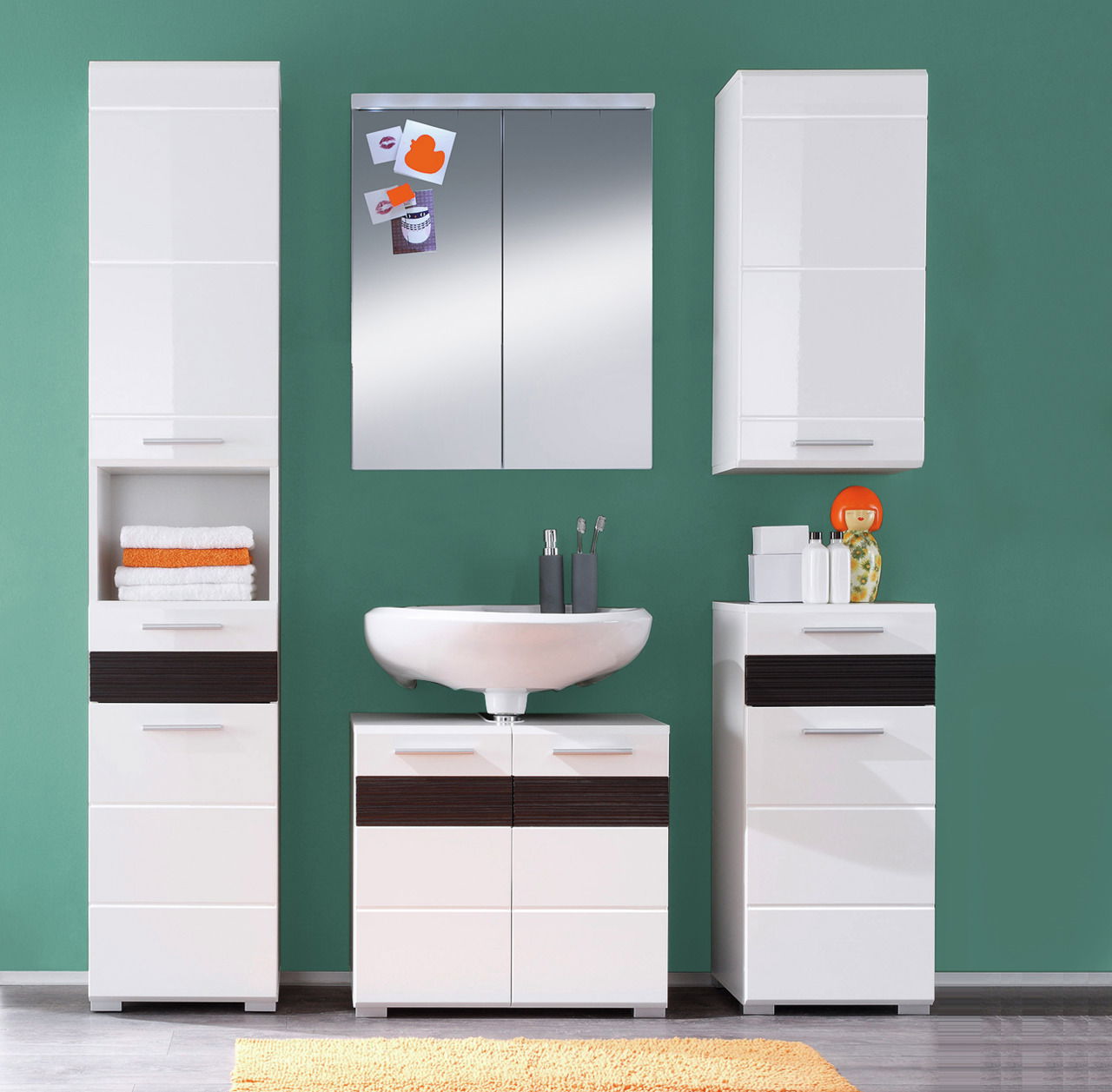 Badezimmermöbel-Set in Weiß mit Spiegelschrank, Hochschrank, Waschbeckenunterschrank und Hängeschrank, frontal betrachtet.