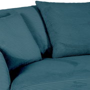 Nahaufnahme einer Rundecke mit geripptem Stoff in Blaugrün, Perspektive von oben.