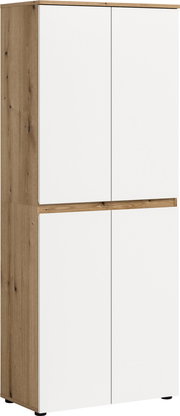 Hoher, moderner Schrank in Holzoptik mit weißen, grifflosen Fronten und vier Türen, freigestellt auf weißem Hintergrund, in leichter Front-Links-Perspektive