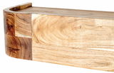 Nahaufnahme einer Wandgarderobe aus Holz mit natürlicher Maserung, seitliche Perspektive