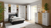 Moderne Schlafzimmermöbel mit weißem und holzfarbenem Design, bestehend aus einem Eckschrank, Regalen und einer Kommode, aus der Perspektive des Betrachters von vorne rechts.