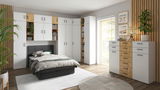 Moderne Schlafzimmermöbel mit weißem und holzfarbenem Design, bestehend aus einem Eckschrank, Regalen und einer Kommode, aus der Perspektive des Betrachters von vorne rechts.