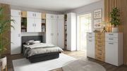 Moderne Schlafzimmermöbel mit weißem und holzfarbenem Design, bestehend aus einem Eckschrank, Regalen und einer Kommode, aus der Perspektive des Betrachters von vorne rechts.