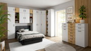 Moderne Schlafzimmermöbel mit weißem und holzfarbenem Design, bestehend aus einem Eckschrank, Regalen und einer Kommode, aus der Perspektive des Betrachters von vorne rechts.