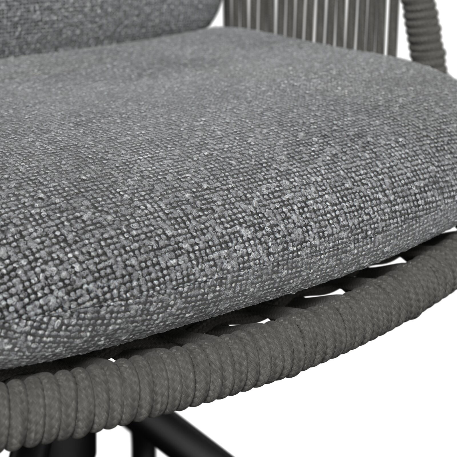 Nahaufnahme in schräger Seitenperspektive: graues, strukturiertes Sitzpolster auf einem geflochtenen Seilrahmen eines Stuhls