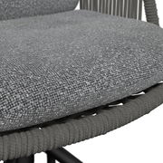 Nahaufnahme in schräger Seitenperspektive: graues, strukturiertes Sitzpolster auf einem geflochtenen Seilrahmen eines Stuhls