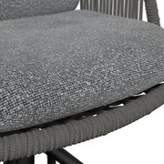 Nahaufnahme in schräger Seitenperspektive: graues, strukturiertes Sitzpolster auf einem geflochtenen Seilrahmen eines Stuhls