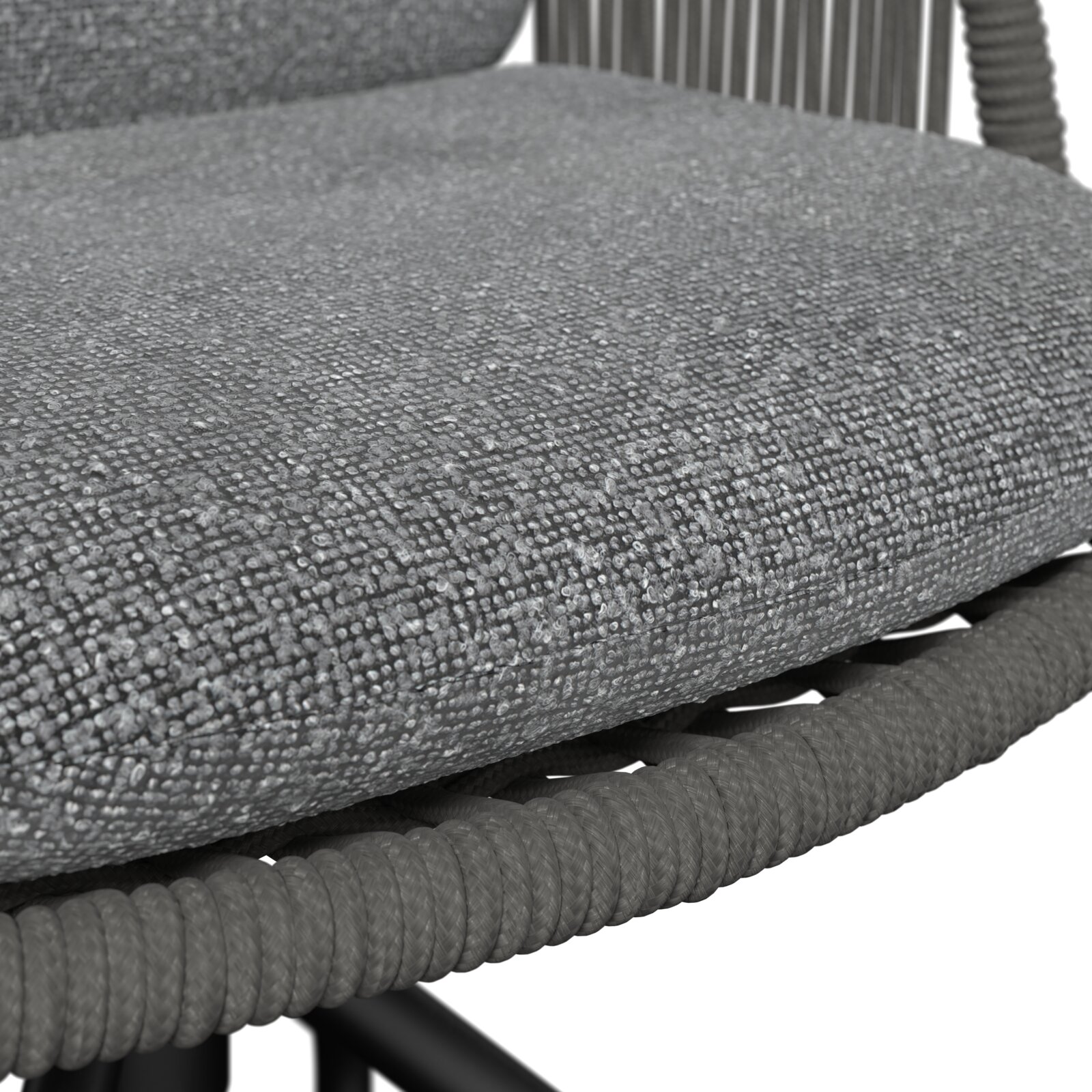 Nahaufnahme in schräger Seitenperspektive: graues, strukturiertes Sitzpolster auf einem geflochtenen Seilrahmen eines Stuhls