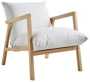 Moderner Sessel mit hellem Holzrahmen und weißen Kissen, seitliche Perspektive