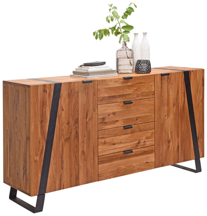 Holz-Sideboard mit vier Schubladen und zwei Türen, seitliche Perspektive, dekoriert mit Vasen und Büchern