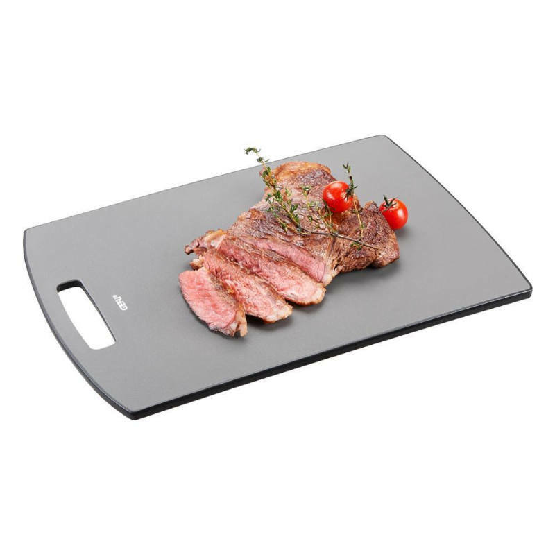 Großes Schneidebrett der Gefu Serie LEVORO mit geschnittenem Fleisch und Tomaten, Draufsicht.