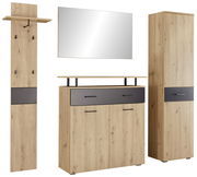 Garderoben-Set aus Holz in heller Eichenoptik mit schwarzem Akzent, bestehend aus einem hohen Schrank, einem Spiegel, einer Kommode und einer Wandgarderobe. Frontalansicht.