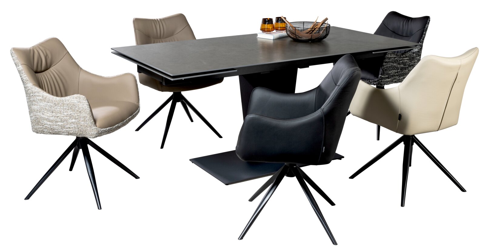 Moderne eettafel met donker tafelblad en vier draaibare kuipstoelen in zwart, beige en grijs met zwarte sterpoten, schuin van voren gefotografeerd op witte achtergrond.