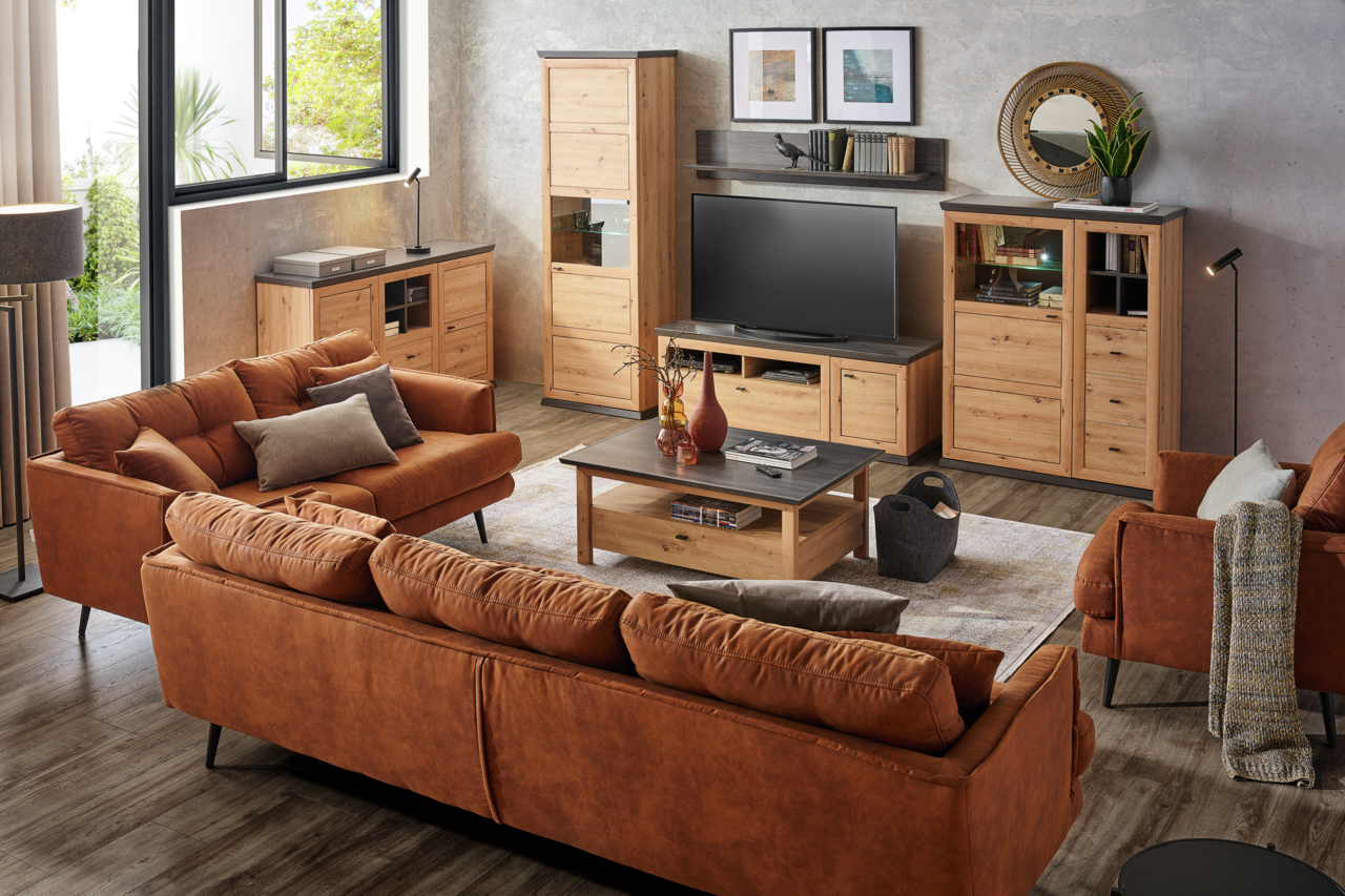 Hom´in Couchtisch BENTON Wohnzimmer mit modernen Holzmöbeln, darunter ein TV-Lowboard, ein Couchtisch und ein Highboard, aus einer leicht erhöhten Perspektive fotografiert.