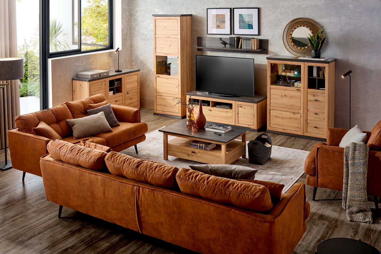Hom´in Sideboard BENTON Wohnzimmer mit modernen Holzmöbeln, darunter ein TV-Lowboard, ein Couchtisch und ein Highboard, aus einer leicht erhöhten Perspektive fotografiert.