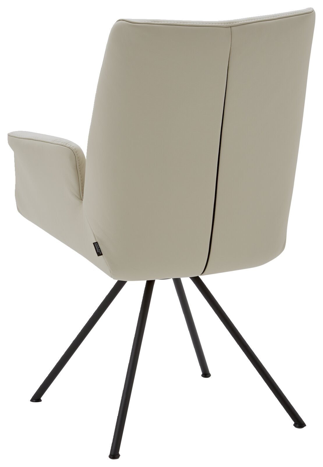 Achterkant van een moderne fauteuil met een beige bekleding en zwarte metalen poten, in perspectief gefotografeerd vanaf de achterkant.