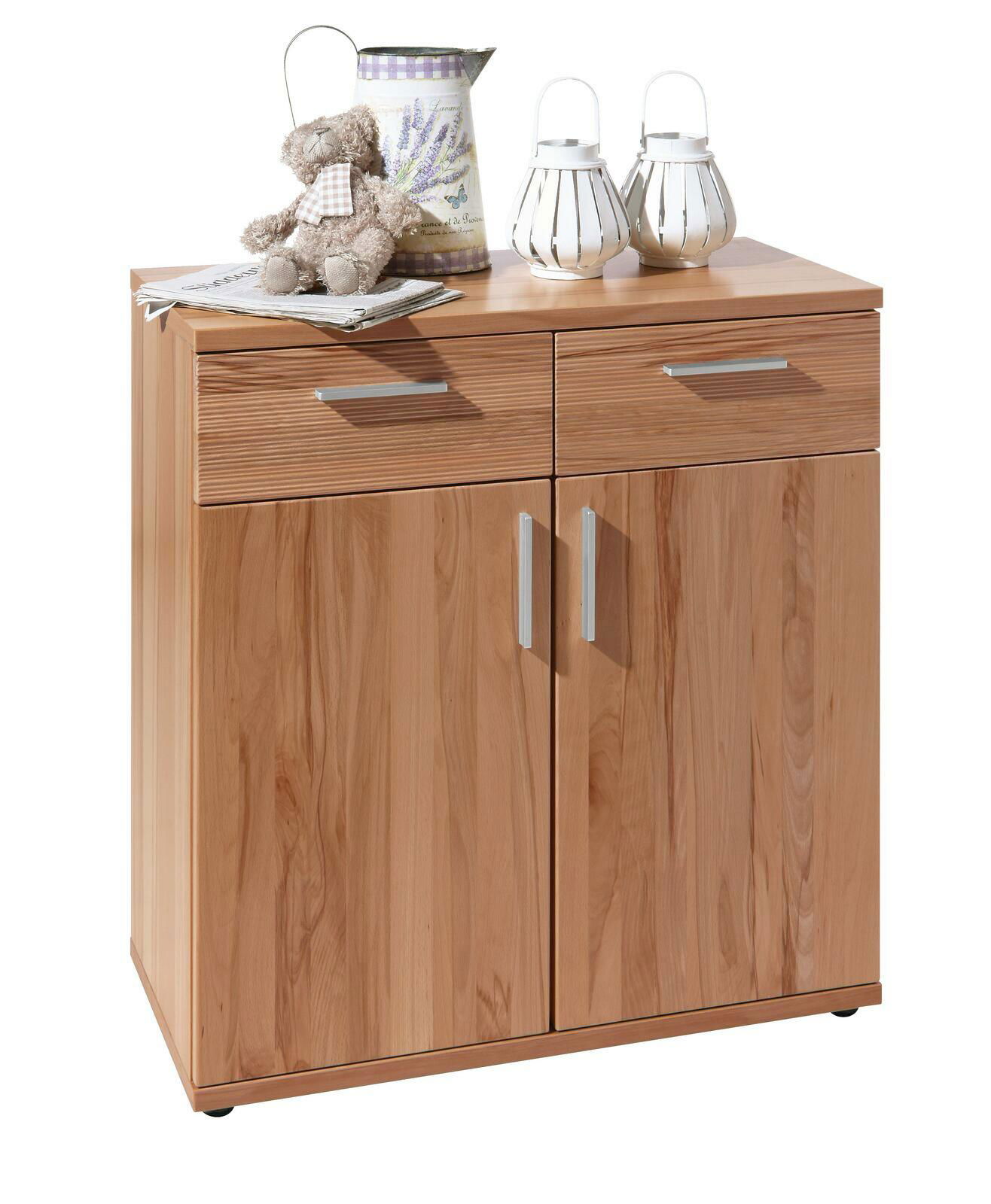 Holzkommode mit zwei Schubladen und zwei Türen, dekoriert mit einem Teddybär, einer Gießkanne und zwei Laternen, aus frontaler Perspektive.