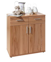 Holzkommode mit zwei Schubladen und zwei Türen, dekoriert mit einem Teddybär, einer Gießkanne und zwei Laternen, aus frontaler Perspektive.